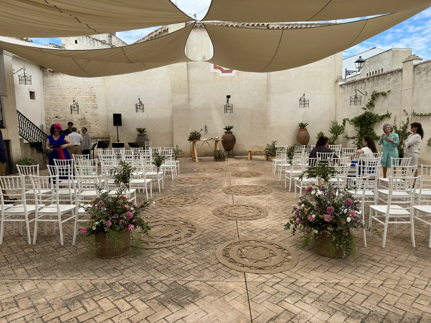 Ceremonia civil con flores preparada en el patio de Hacienda Doña Caridad