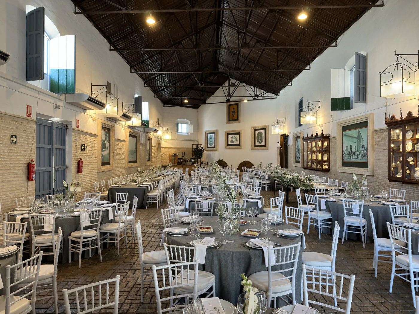 Bodega Lagar preparada para un banquete de boda real