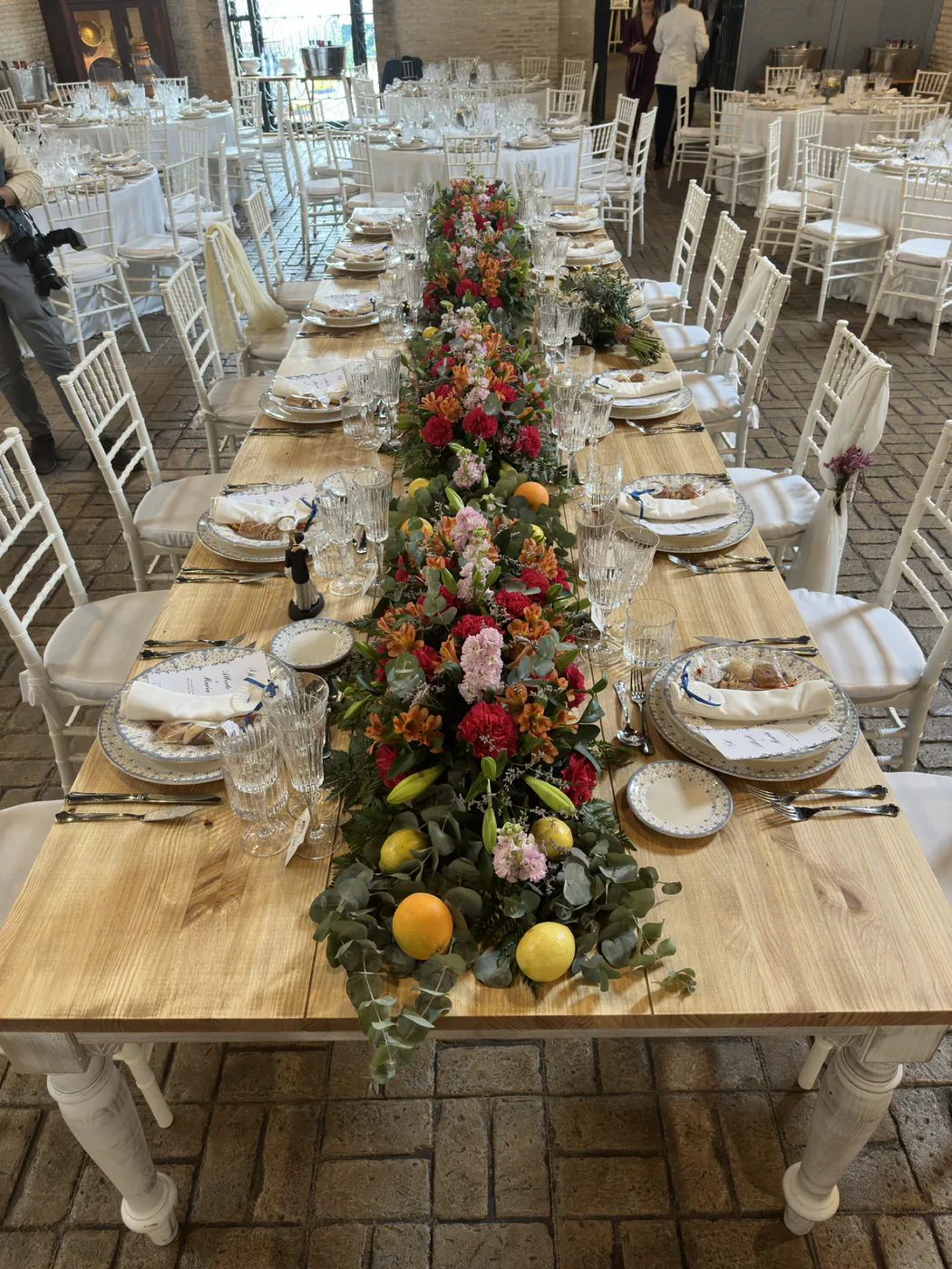 Mesa imperial con centro floral y vajilla para una celebración