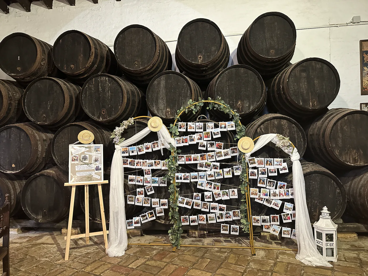 Rincón de fotografías y recuerdos entre las botas de la bodega