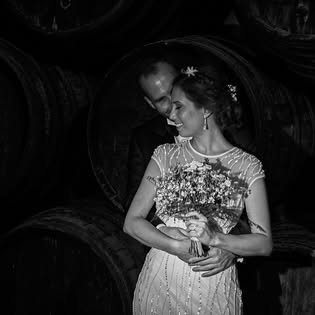 Pareja de recién casados en la bodega
