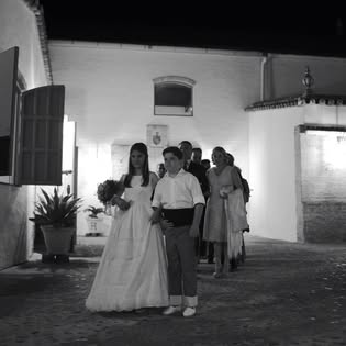 Entrada de los novios al patio durante una boda